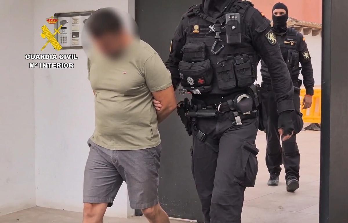 Guardias civiles trasladan a uno de los detenidos en la operación Congre.