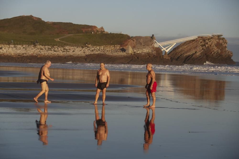 Bañistas en la playa de Salinas