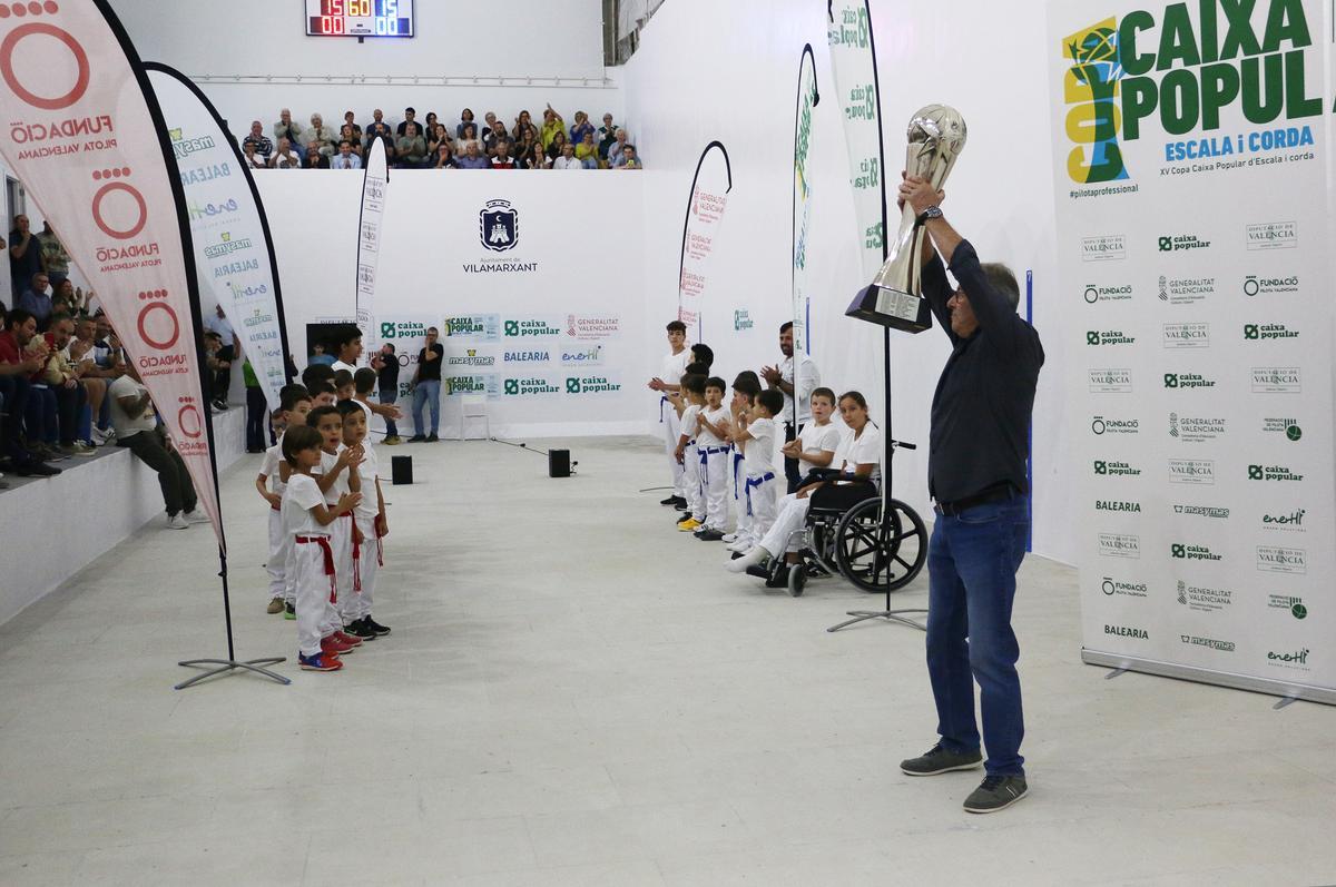 Abans de la final, la Fundació per la Pilota va retre un homenatge a Pepe Blanes Tortajada, el jugador més guardonat de Vilamarxant, amb una camiseta de mans dels protagonistes.