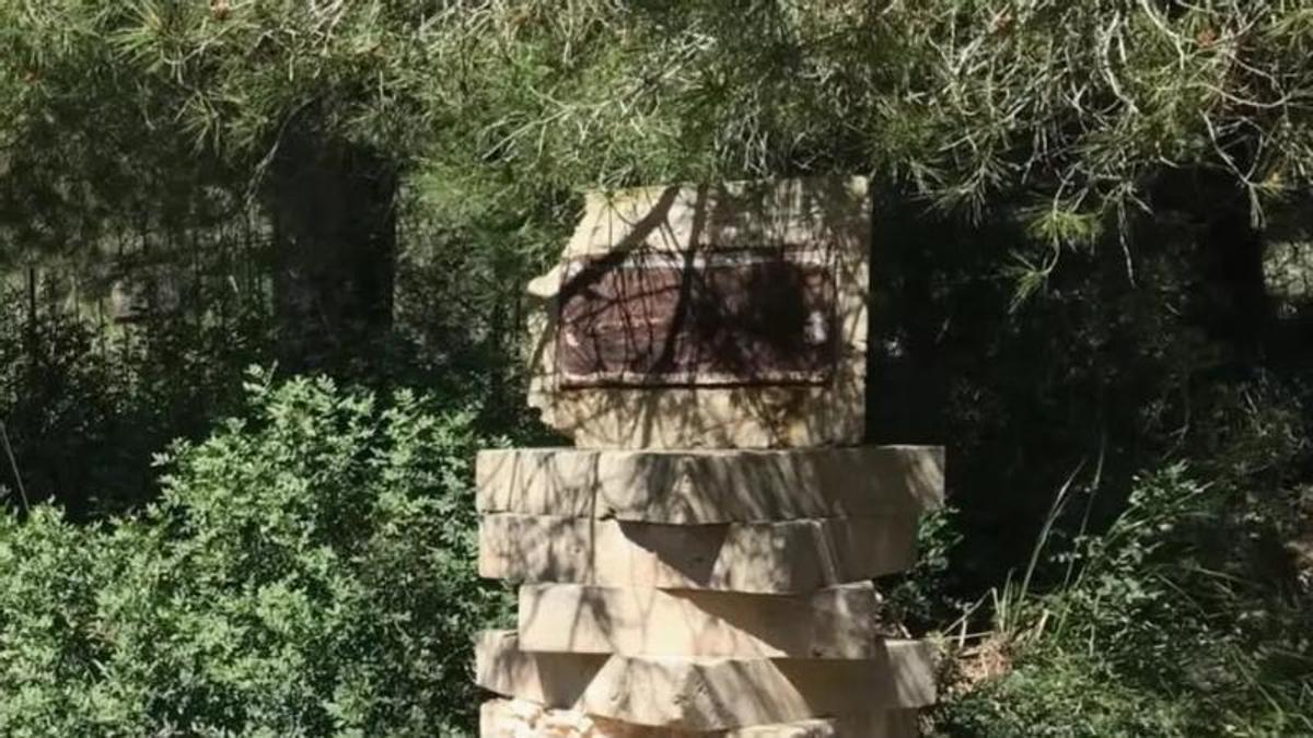 Imagen del monolito dedicado a las víctimas republicanas, ubicado en el camí de Coves Blanques.