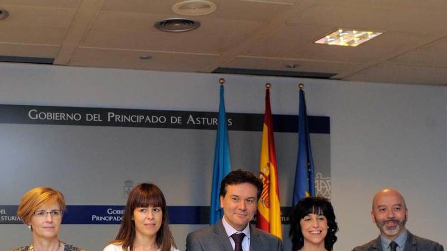Por la izquierda, Luisa Pérez, directora del Servicio de Empleo; Paula Beirán, directora de Telefónica en Asturias; Francisco Blanco, consejero de Empleo; Rocío Pérez, de la Fundación Santa María La Real, y el director de la Fundación Telefónica, Joan Cruz.