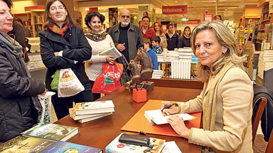 Isabel San Sebastián firma su nuevo libro
