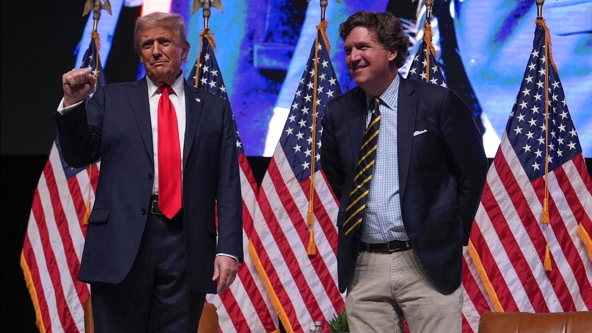 Trump participa en el 'show' del periodista Tucker Carlson en Glendale, Arizona.