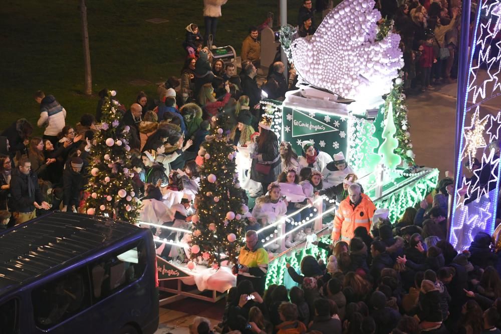 Los Reyes Magos recorren la ciudad desde O Castrillón hasta la plaza de María Pita.