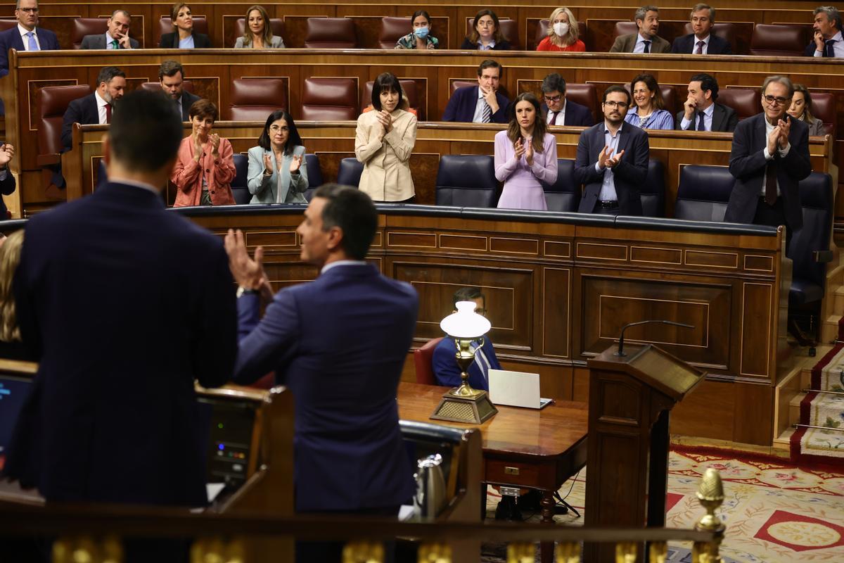 La bancada de Gobierno aplaude en el pleno del Congreso de los Diputados.