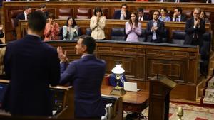 La bancada de Gobierno aplaude en el pleno del Congreso de los Diputados.