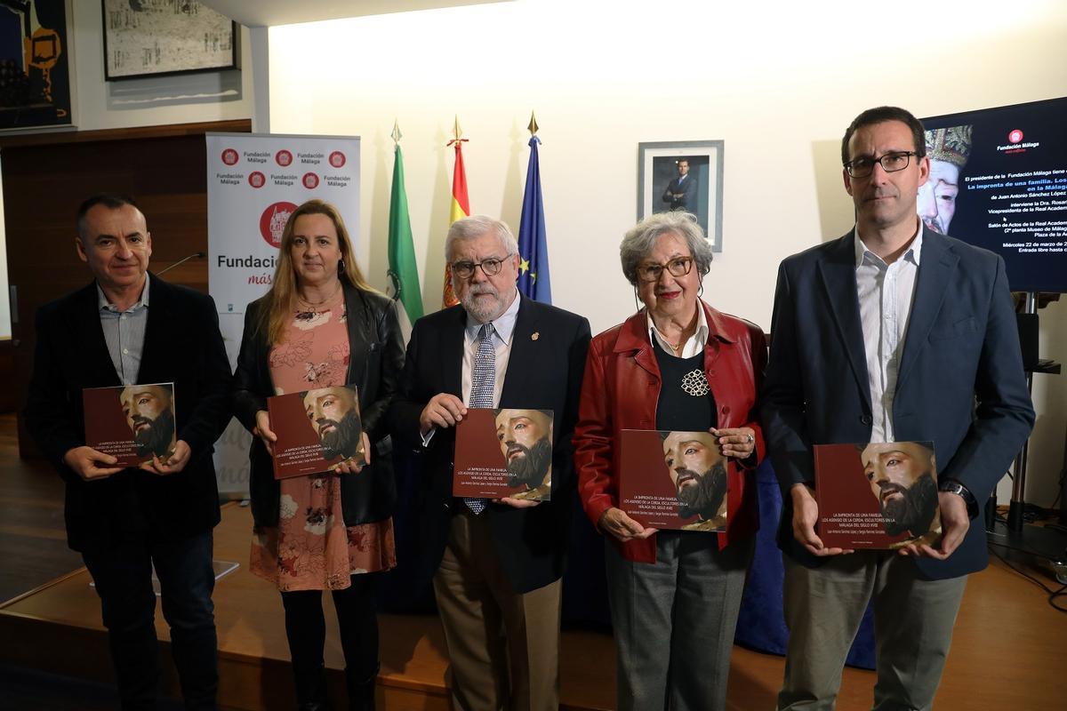 Los autores con Danae Pérez, de la Fundación Málaga, el presidente de la Academia de Bellas Artes de San Telmo, José Manuel Cabra de Luna y la académica Rosario Camacho, en la presentación de la monografía.