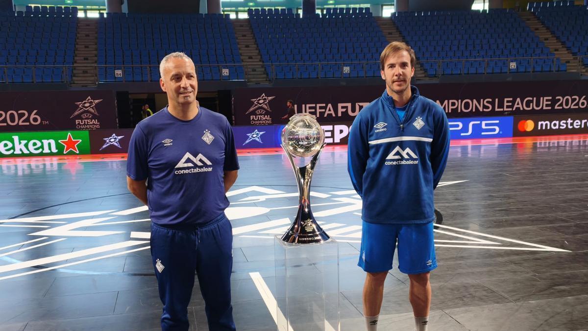 Antonio Vadillo y Carlos Barrón posan con el trofeo de la Champions en Pésaro.