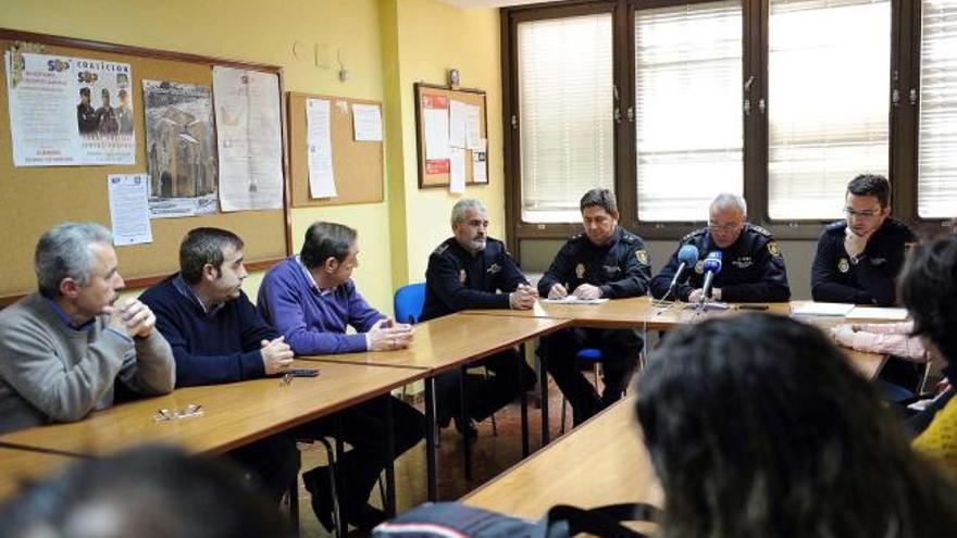 Los responsables de la Comisaría de Mieres, durante la reunión con los miembros de la comunidad educativa.