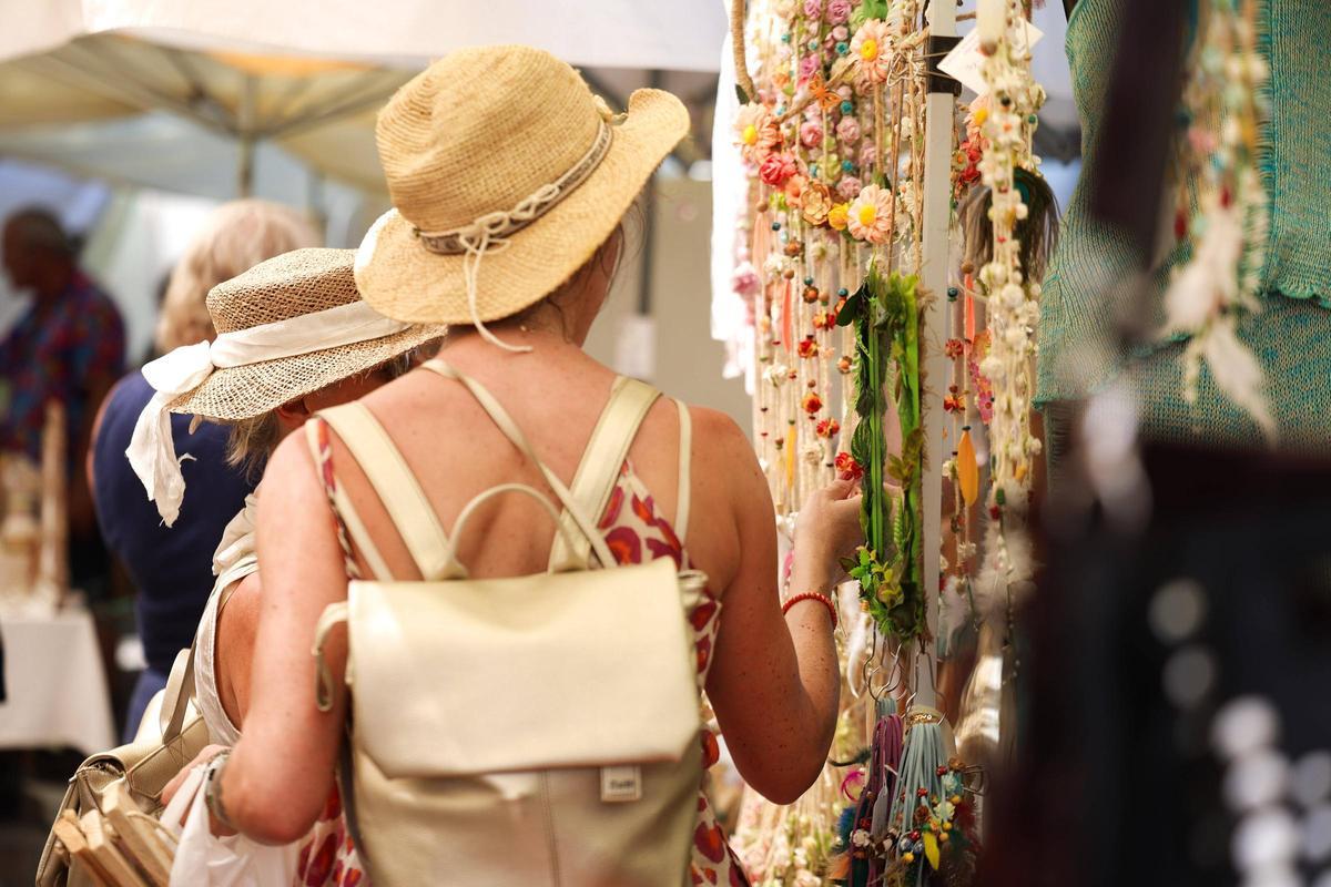 El emblemático mercadillo hippie de Punta Arabí, en imágenes