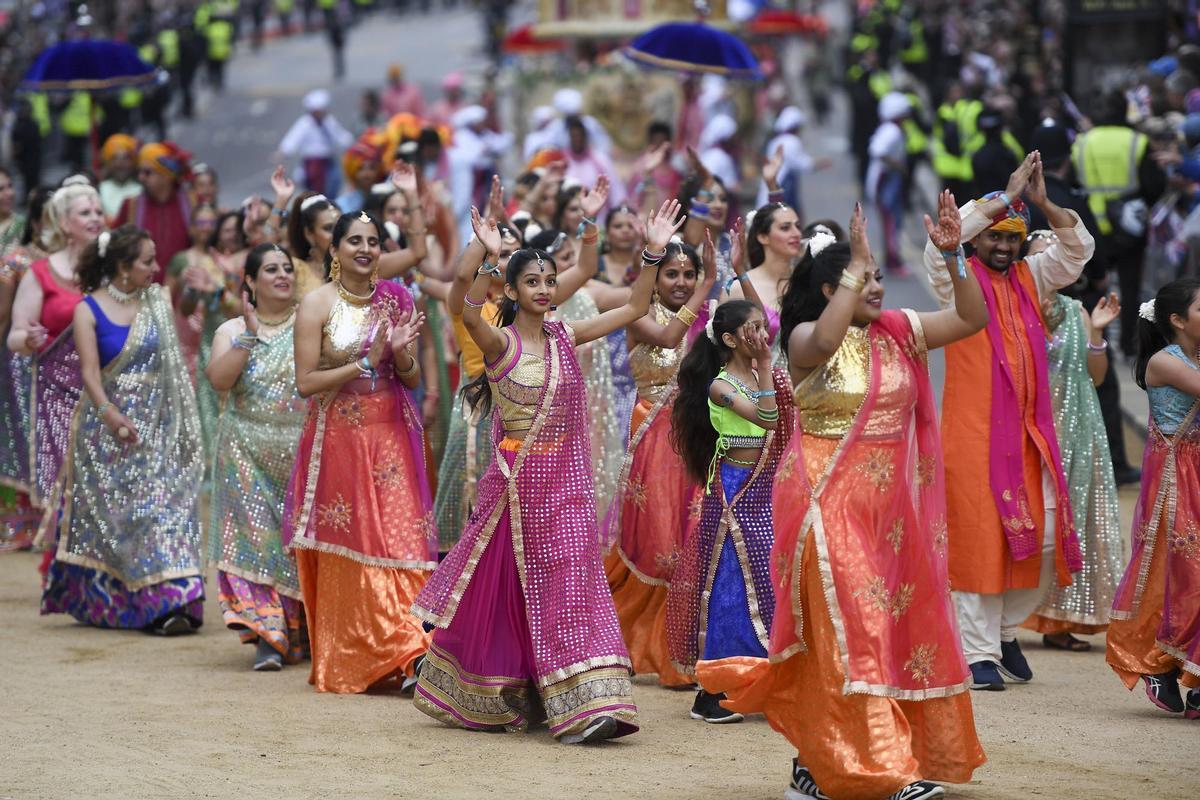 London (United Kingdom), 05/06/2022.- Participants perform a Bollywood wedding scene as they parade during the Platinum Pageant celebrating Queen Elizabeth II Platinum Jubilee in London, Britain, 05 June 2022. The Pageant is the final event during a four day holiday weekend to celebrate Queen Elizabeth II’s Platinum Jubilee, marking the 70th anniversary of her accession to the throne on 06 February 1952. (Reino Unido, Londres) EFE/EPA/ANDY RAIN