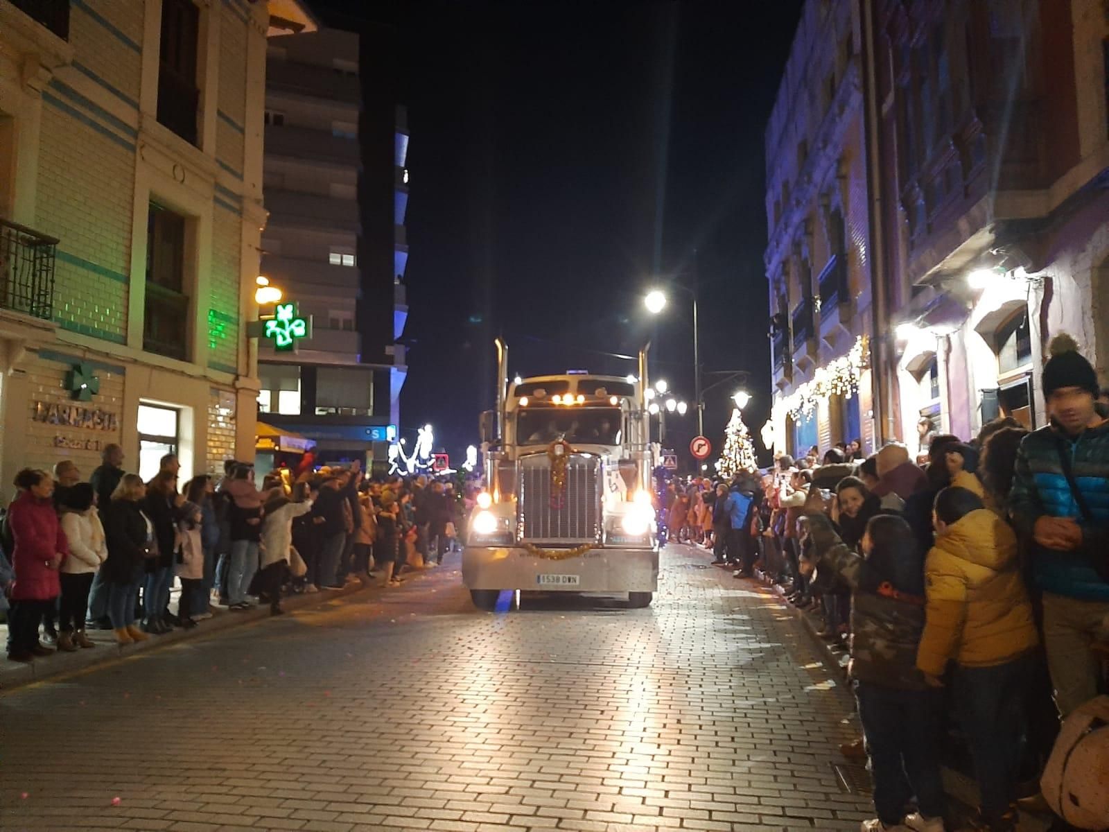 Los Reyes, en dromedario en la Pola: así ha sido la cabalgata de la capital sierense