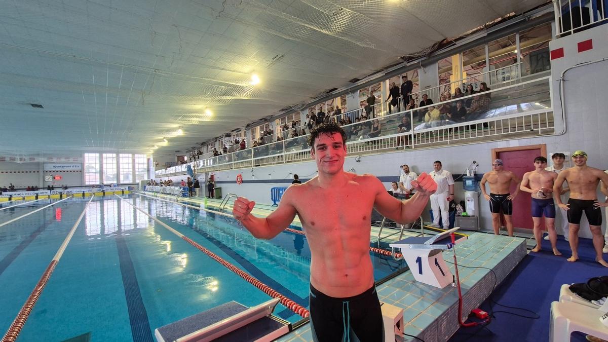 Mario, en la piscina de Elche.
