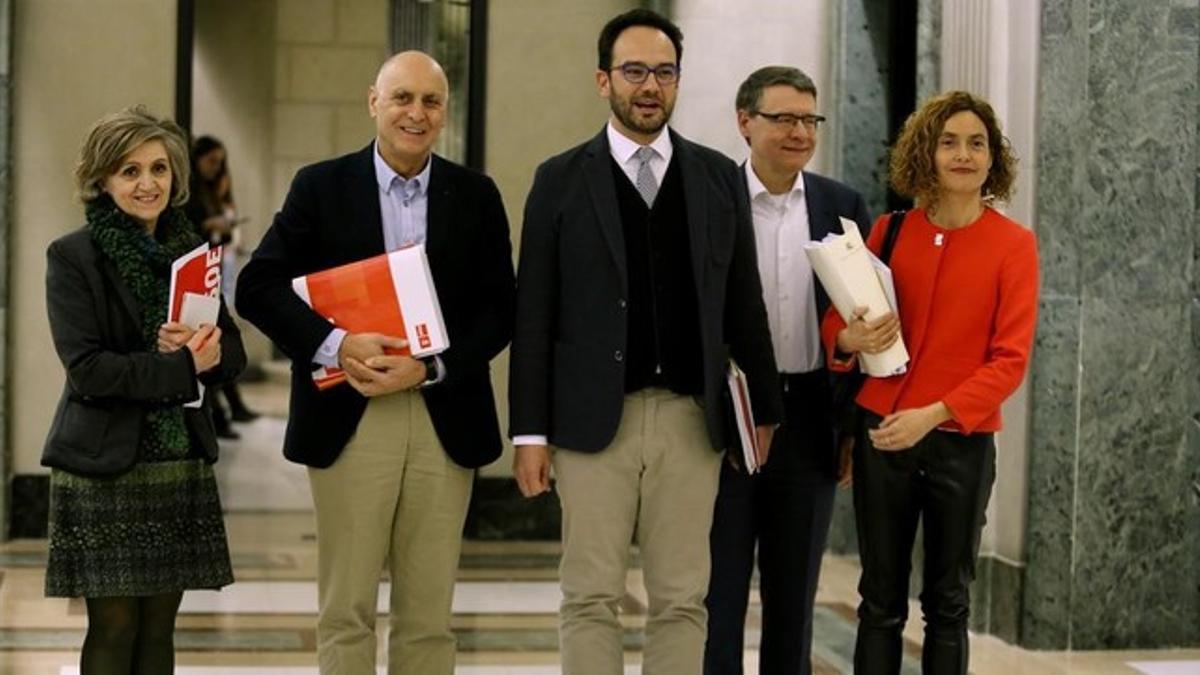 El equipo negociador del PSOE llega a la reunión a cuatro bandas.