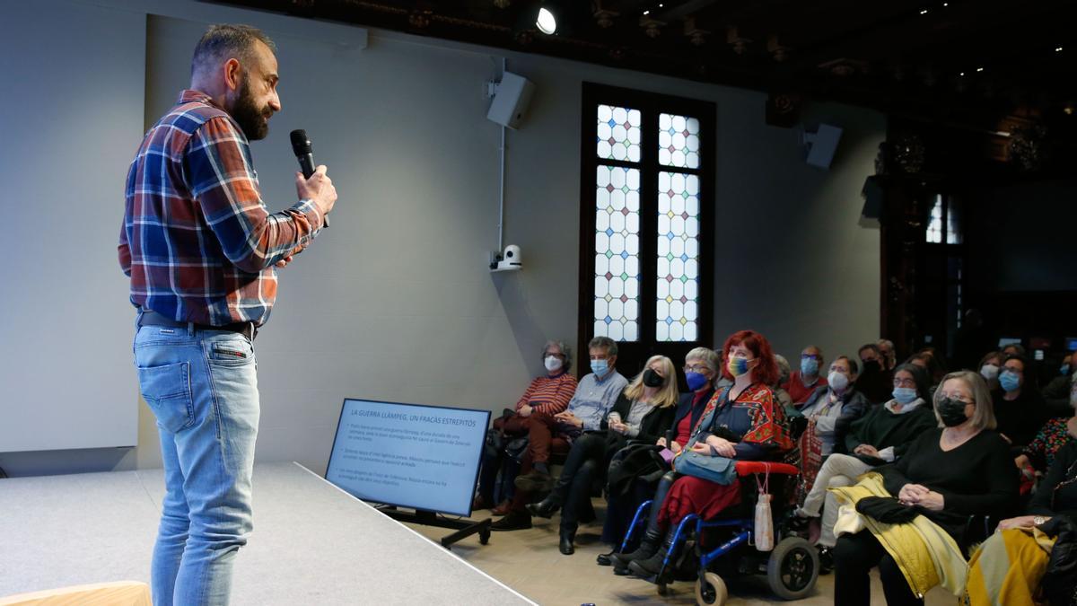 Marc Marginedas, en un momento del encuentro con la comunidad de lectores de EL PERIÓDICO en CaixaForum Macaya.