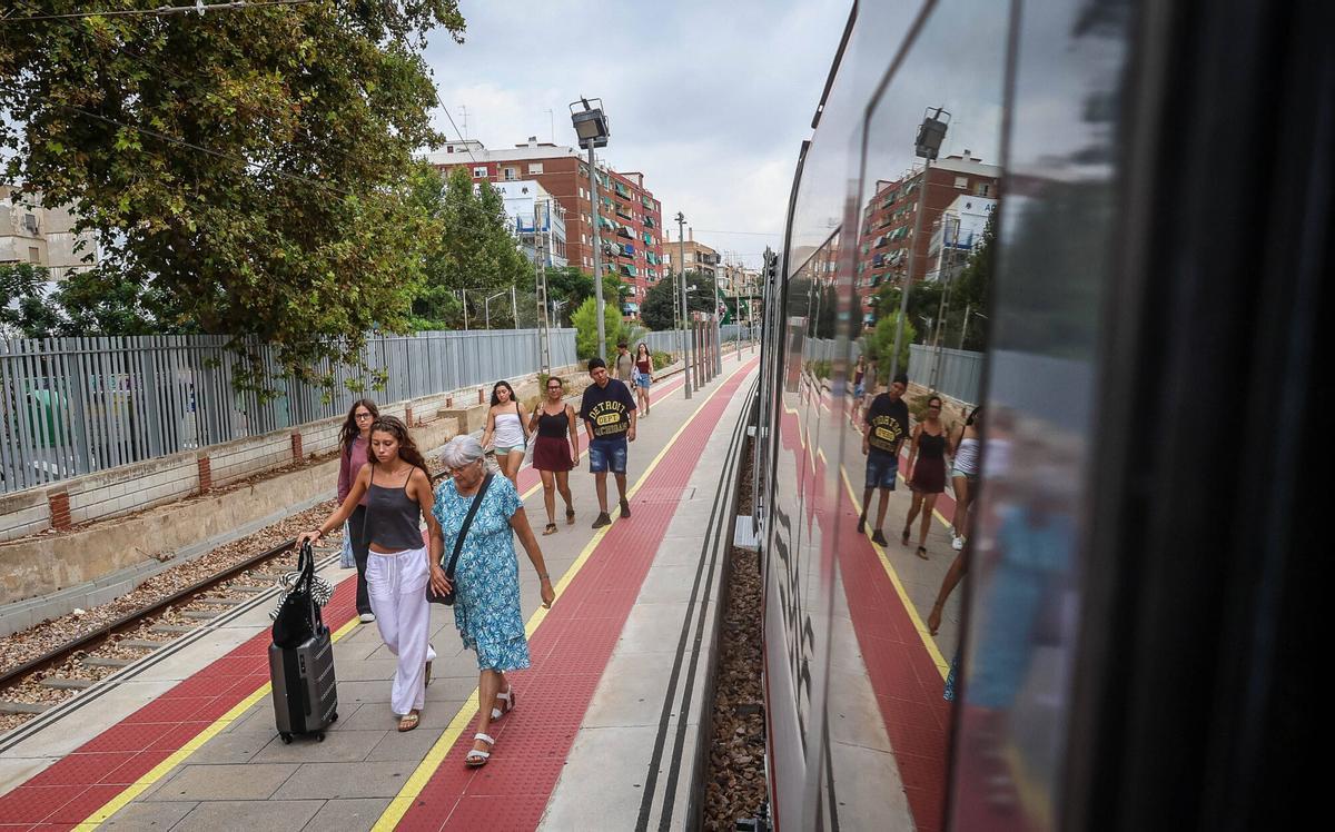 Valencia VLC Reportaje sobre los nuevos trenes de cercanías de Renfe ya usados en la Comunidad de Madrid. Linea 2 Valencia Gandía