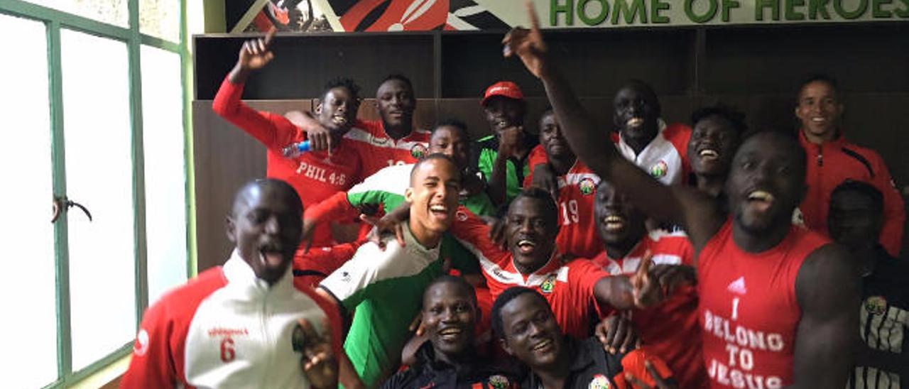 Ismael Athuman, con camiseta verde en primer plano, celebra en el vestuario con sus compañeros la histórica victoria de Kenia frente al Congo (2-1) en partido oficial.