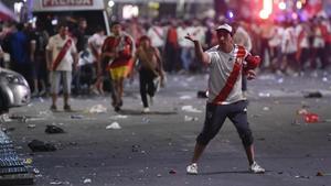 Disturbios de hinchas de River Plate con la policía en el Obelisco porteño.