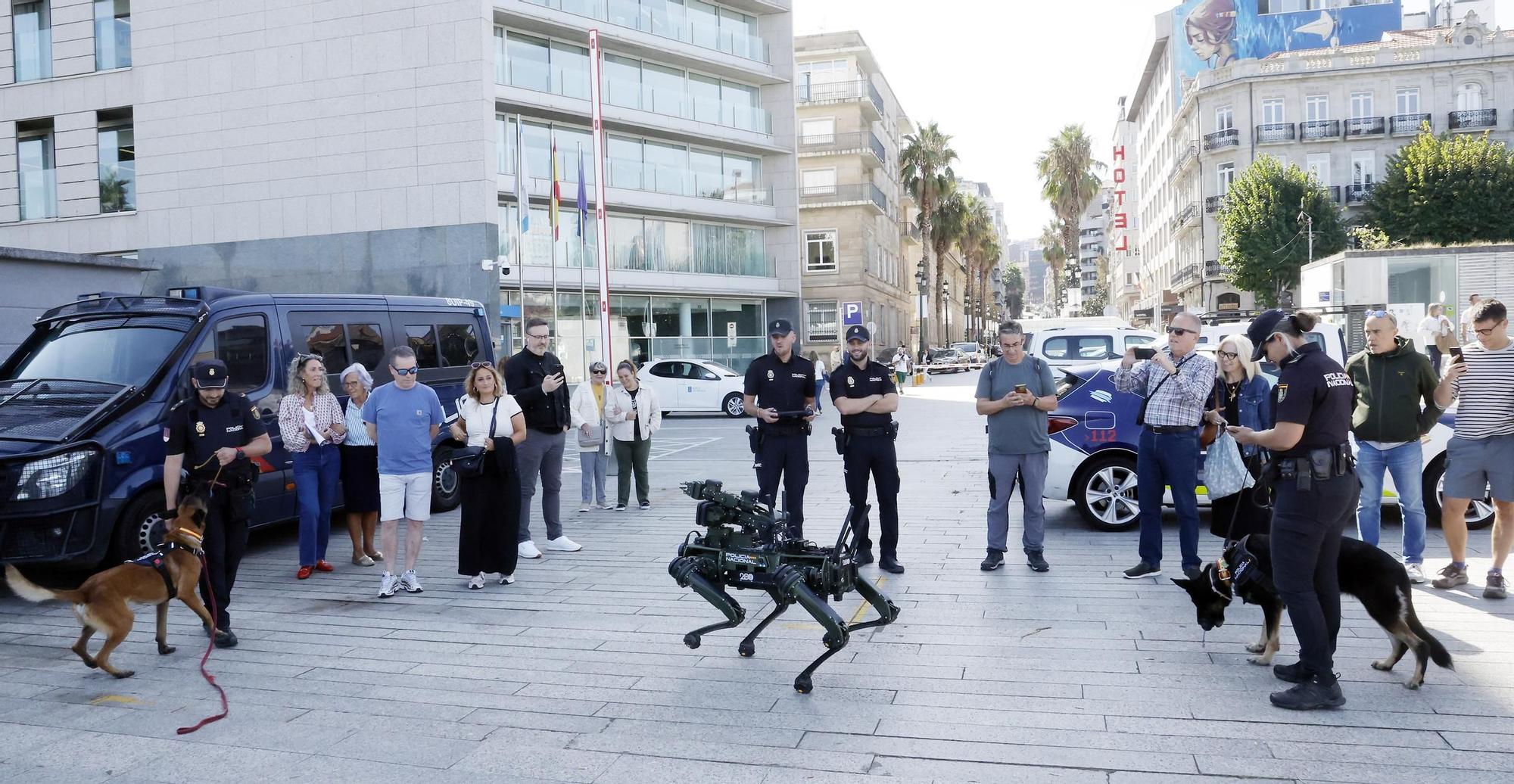 Los perros policía y el robot Sira, protagonistas en la "Exposición de Medios" de la Policía Nacional
