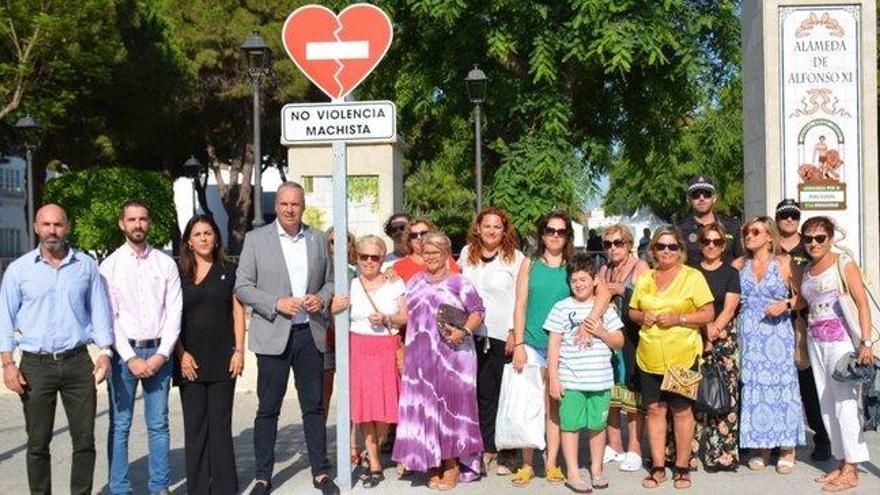 Un pueblo instala señales de tráfico contra la violencia machista