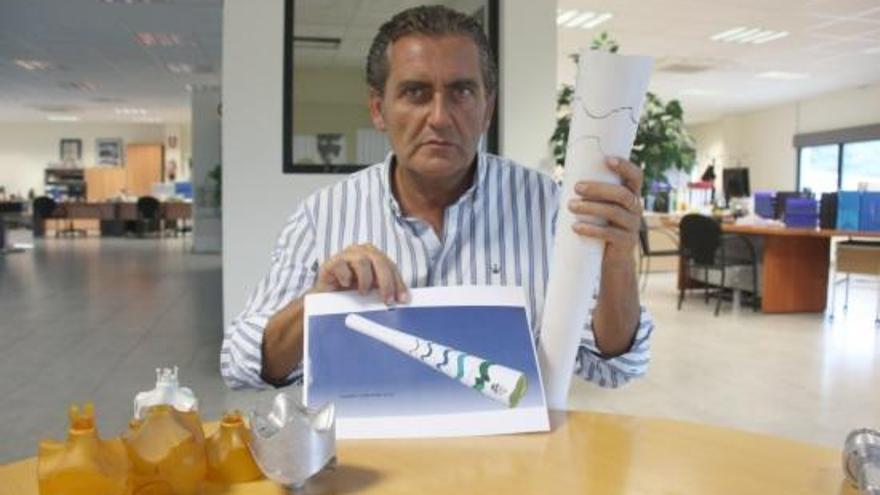 Pere Barrios amb les peces del prototip de la torxa.