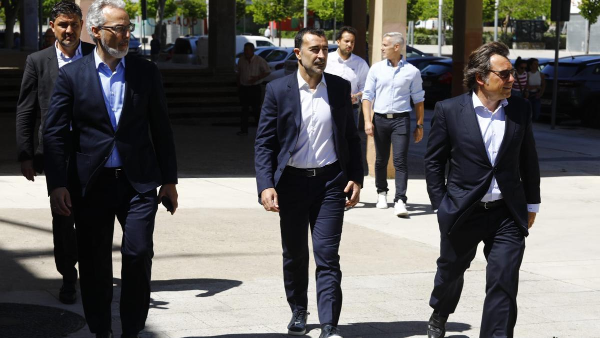 Torrecilla, Carcedo y Sanllehí, antes de la presentación, a su llegada a La Romareda.