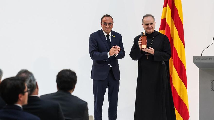 El president del Parlament i l’abat, en l’acte de distinció - Arxiu/Abadia de Montserrat