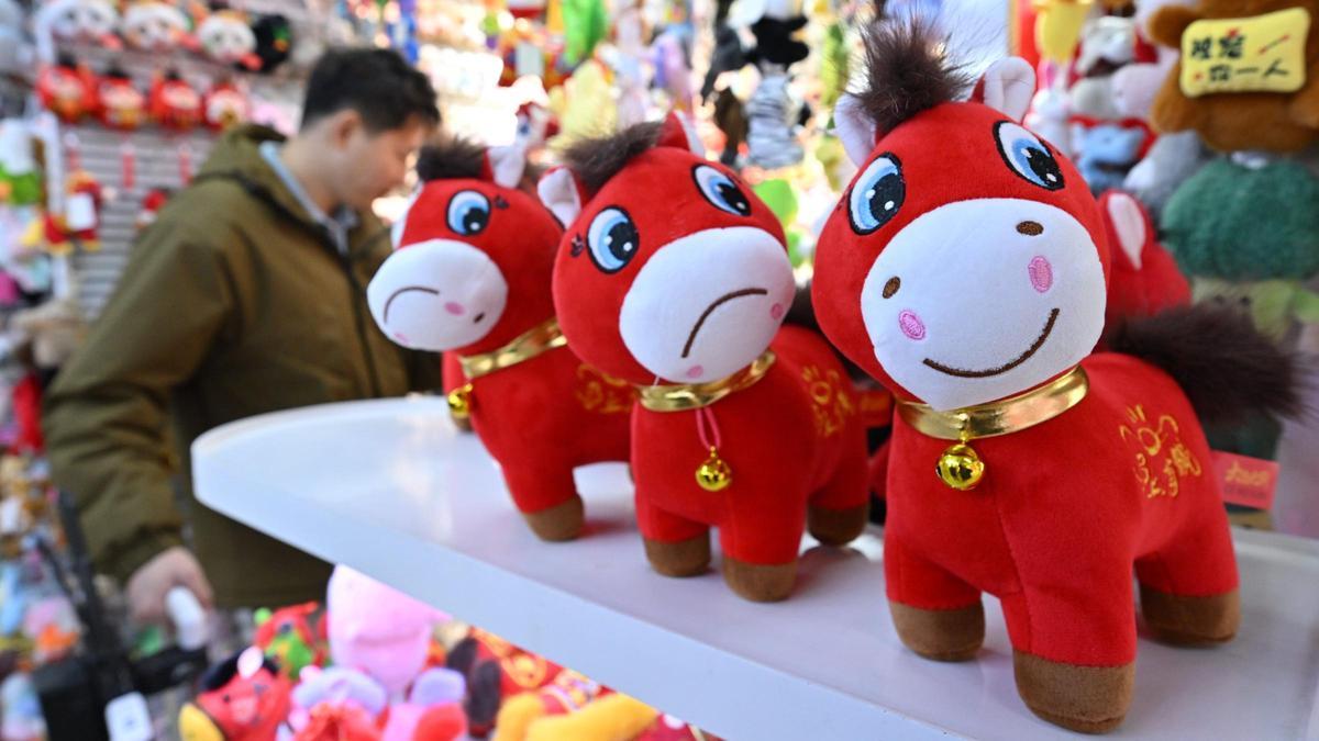 Dos caballos llorones erróneos y uno con la sonrisa correcta, en una juguetería china.