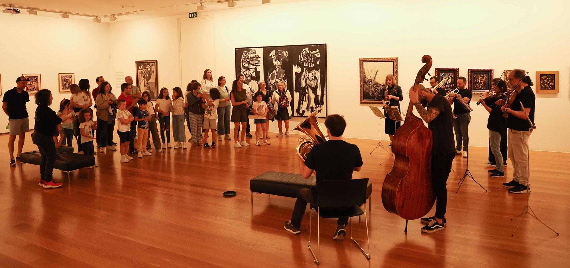 Más de cien familias disfrutan en el MARCO de una experiencia pictórico-musical con Laxeiro
