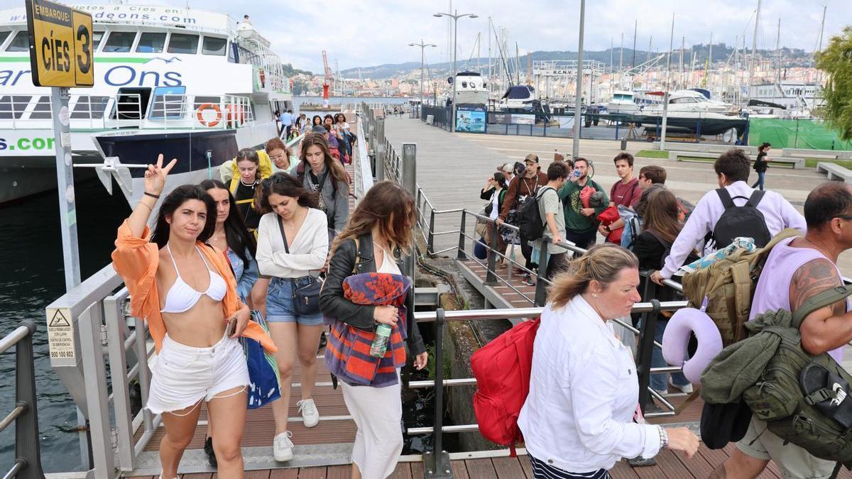 Viajeros llegando a Vigo en uno de los barcos de las islas Cíes.