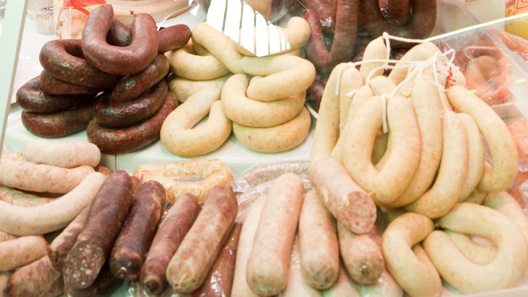 Butifarras blancas, de huevo y negras en un mercado de Barcelona.