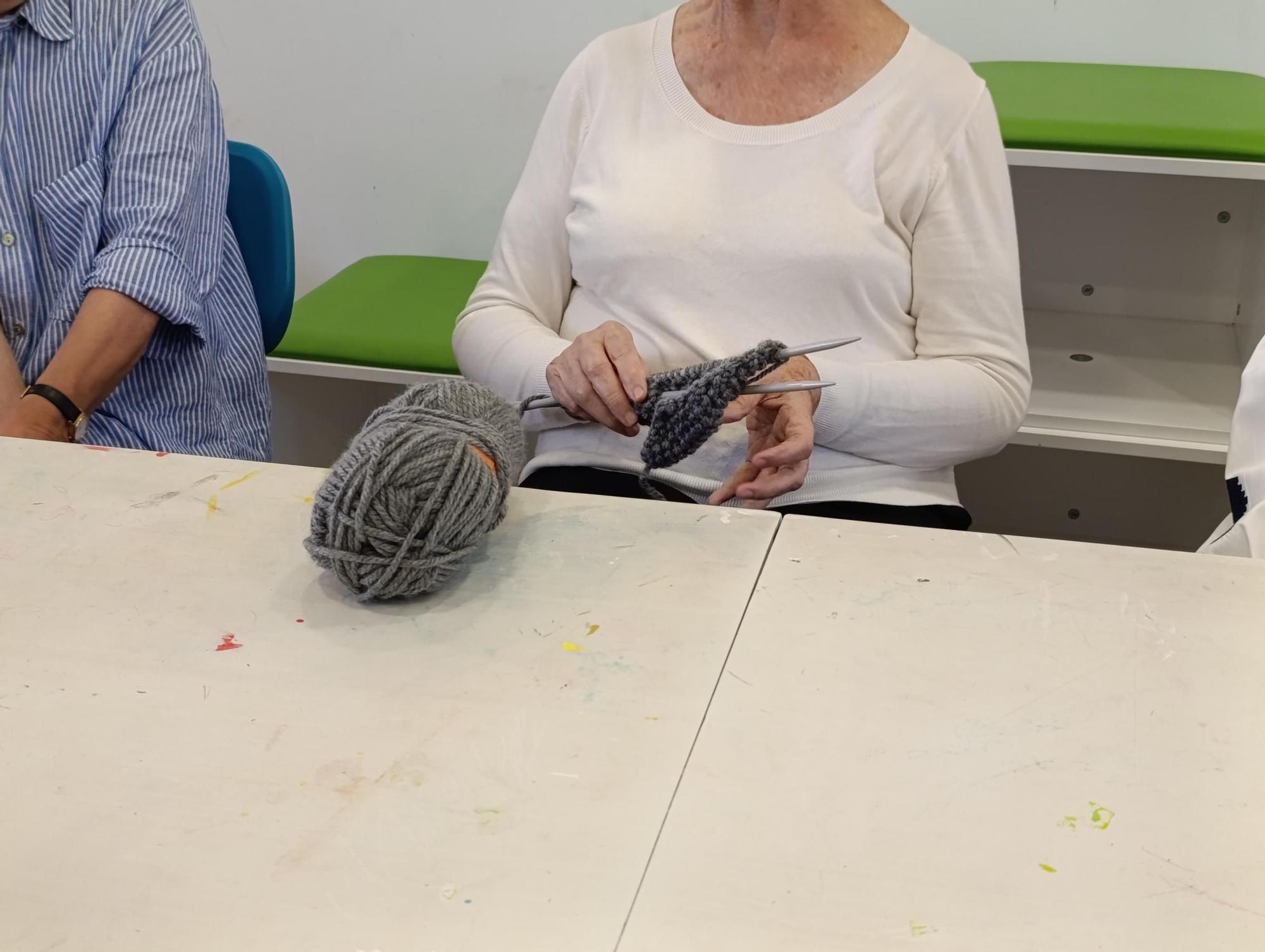 Entre lanas y patrones: así es el club de ganchillo de Soto de Llanera