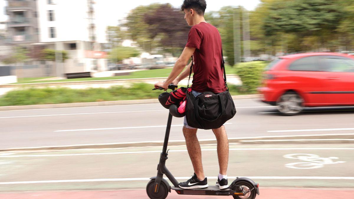 Un usuario de patinete eléctrico en Castellón