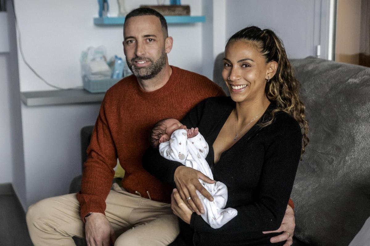 Víctor y Alejandra, junto a su bebé recién nacido, en su casa de Alcúdia.