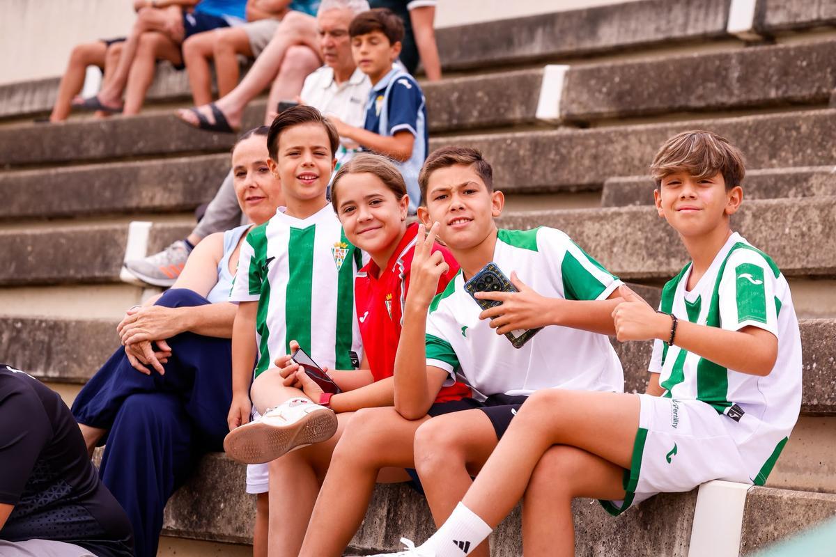Cientos de aficionados asisten al tercer entrenamiento del Córdoba CF
