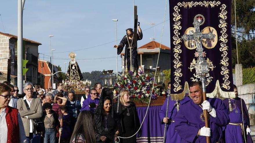 Decenas de fieles abarrotan Teis en la procesión de Nuestro Padre Jesús Nazareno