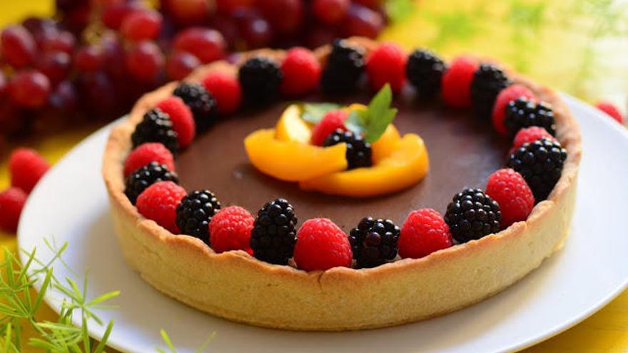 Tarta de chocolate y frutas