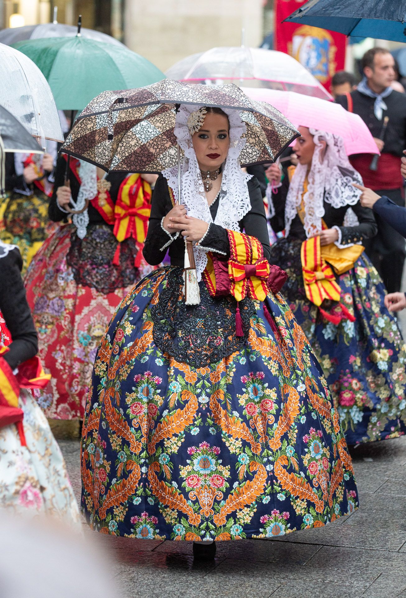 Las Hogueras se promocionan bajo la lluvia en Zaragoza