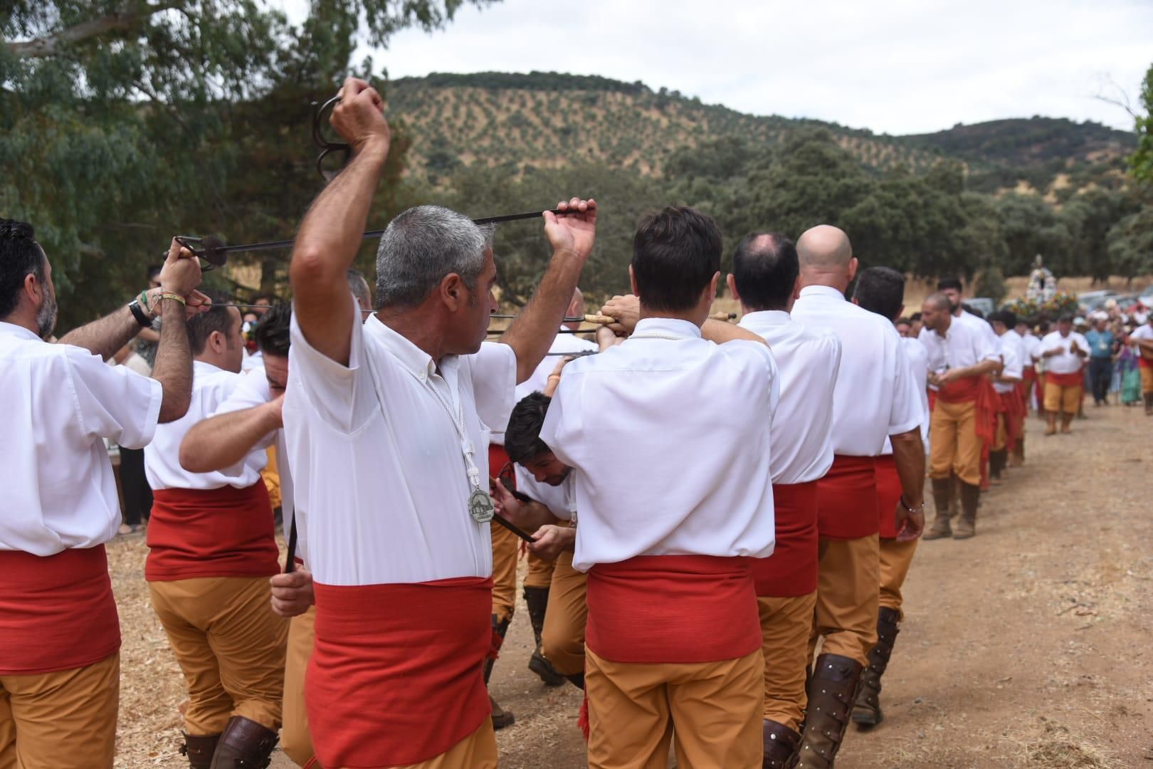 Obejo celebra su tradicional Danza de las Espadas en honor de San Benito