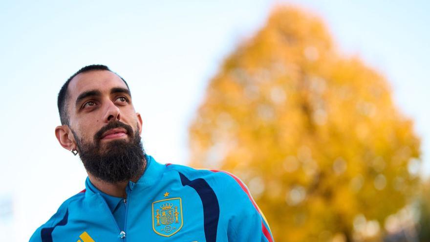 Borja Iglesias posa amb l’equipament de la selecció espanyola. | ÁNGEL MARTÍNEZ / RFEF