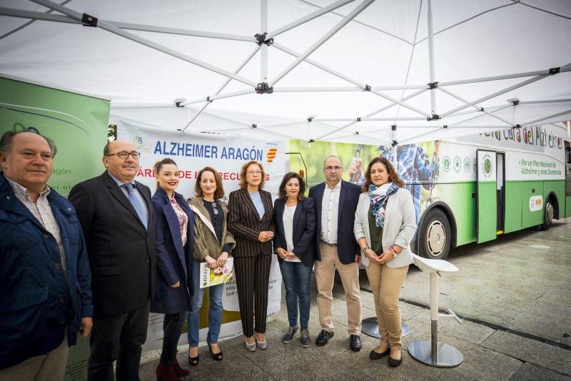 Ventura visita el autobús de la campaña La nueva Cara del Alzheimer