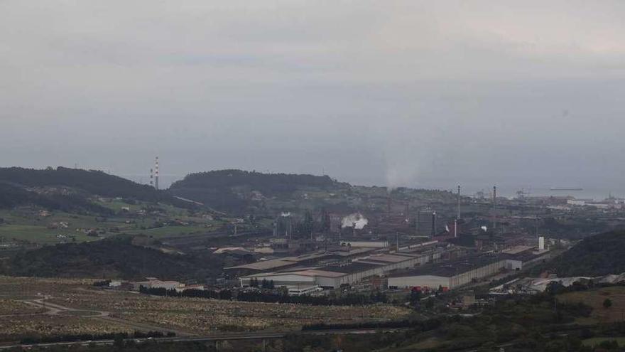 A la izquierda, terrenos de la Zalia, con la factoría de Arcelor a su derecha y El Musel al fondo.