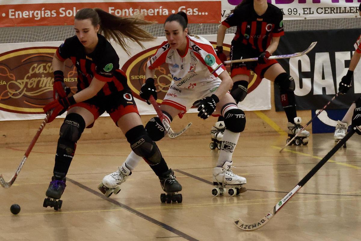 María Igualada presiona a una jugadora del Sant Cugat.