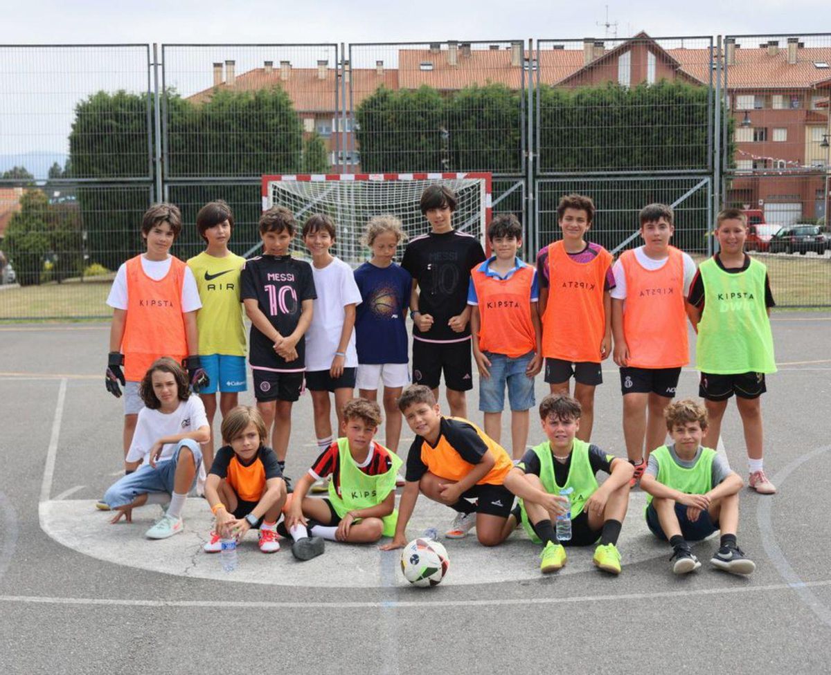 Participantes en el torneo de fútbol en Coto Carcedo. | MARIO CANTELI