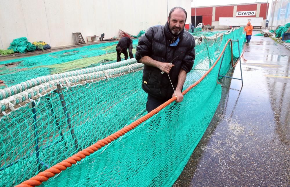 Los rederes de Vigo trabajan bajo la lluvia // Marta G. Brea