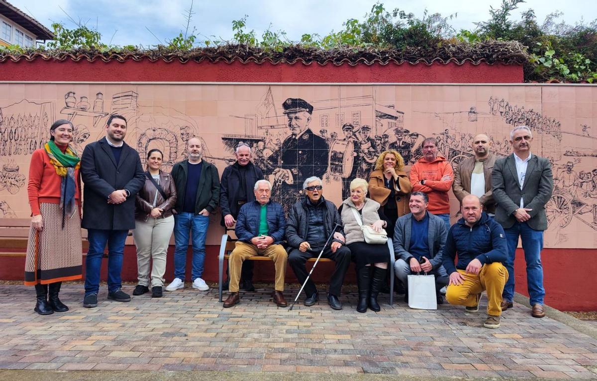 Vicente Santarúa, sentado en el centro, en la inauguración de su mural en Candás el pasado día 10. | A. García-Ovies.