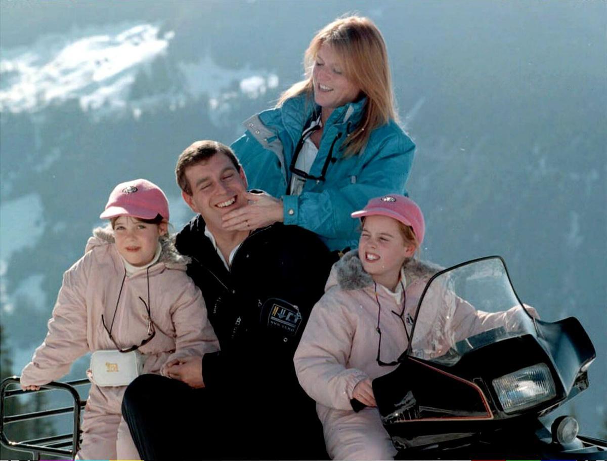 Britain's Duke of York with his former wife, the Duchess of York, and their daughters, Princess Eugenie, left, and Princess Beatrice in Verbier, Switzerland, Thursday, February 19, 1998, during an official photocall. The duke jetted out to the Swiss Alps to join the duchess and their daughters to celebrate his 38th birthday. (AP PHOTO/Neil Munns) --UNITED KINGDOM OUT--. LOS DUQUES DE YORK CON SUS HIJAS SARAH FERGUSON Y EL PRINCIPE ANDRES DE INGLATERRA
