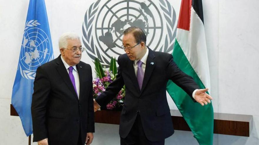 Mahmud Abás, a la izquierda, y el secretario general de la ONU, Ban Ki-moon. Tras ellos, la bandera de la ONU, a la izquierda, y la de Palestina.