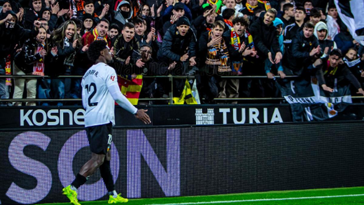 Thierry Rendall, aplaudido por la grada de Mestalla