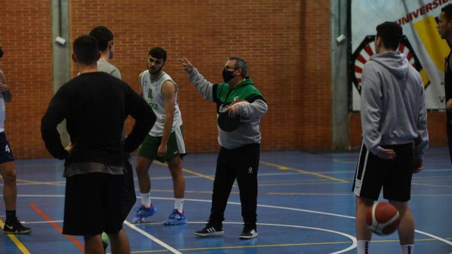 Ángel Tripiana da instrucciones en un entrenamiento.